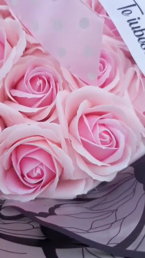Aranjament Flower Power cu trandafiri roz de săpun